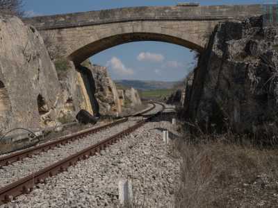 Torniamo ora indietro sui nostri passi per raggiungere un piccolo cavalcavia stradale che ci permette di scendere sui binari situati sul ponte